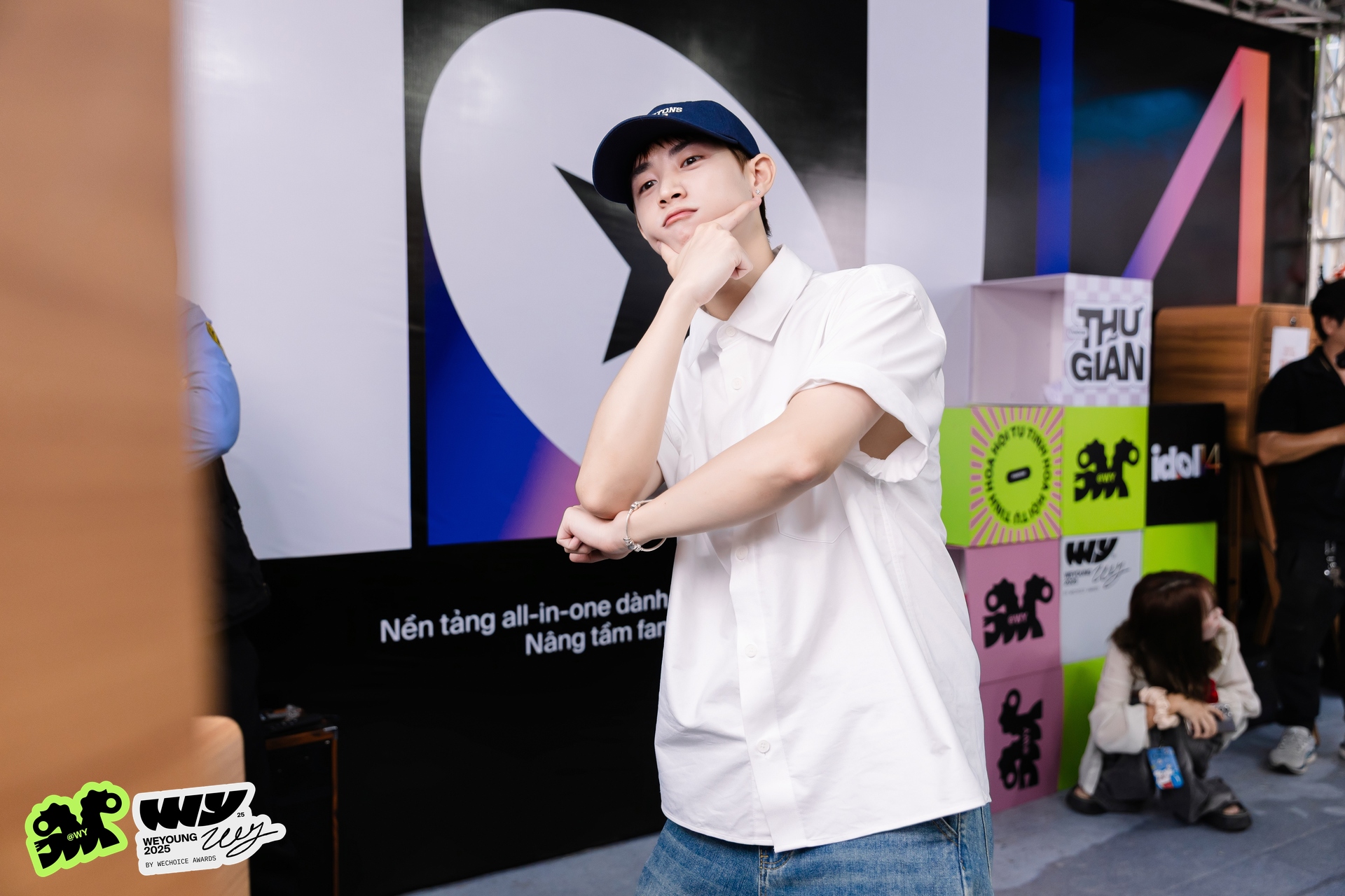 Mỹ nam Mưa Đỏ và 1 