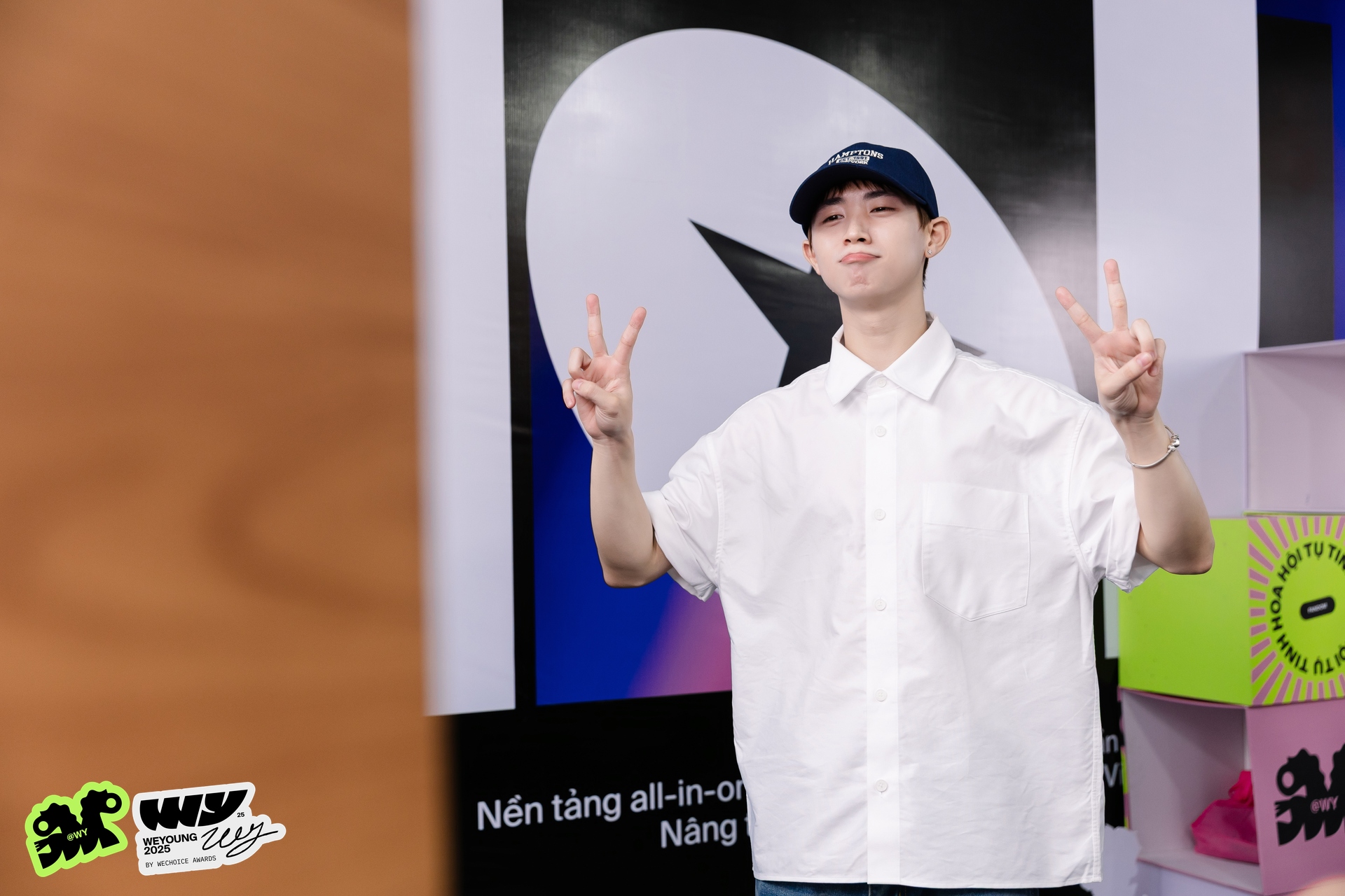 Mỹ nam Mưa Đỏ và 1 