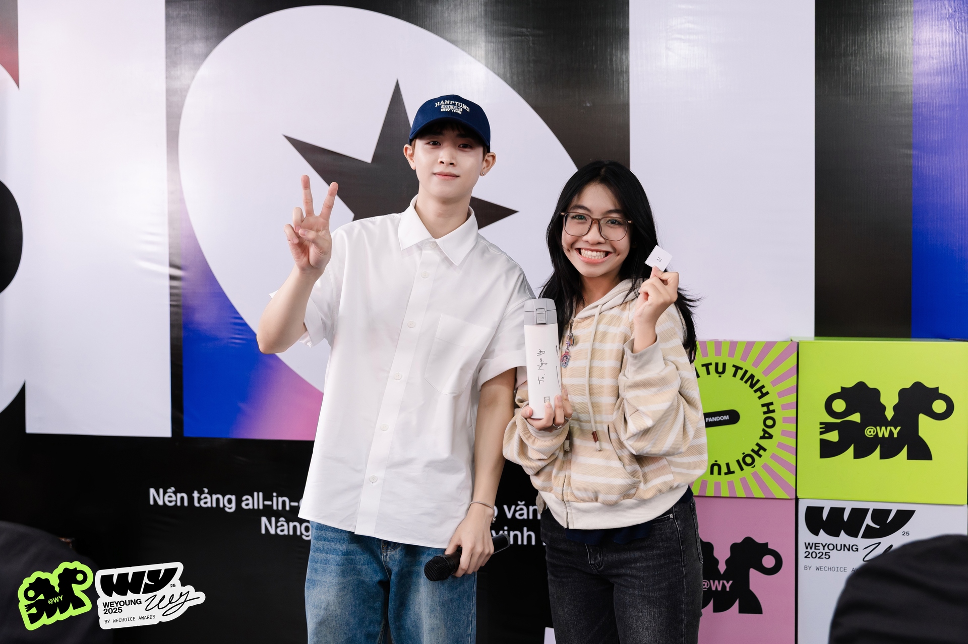 Mỹ nam Mưa Đỏ và 1 