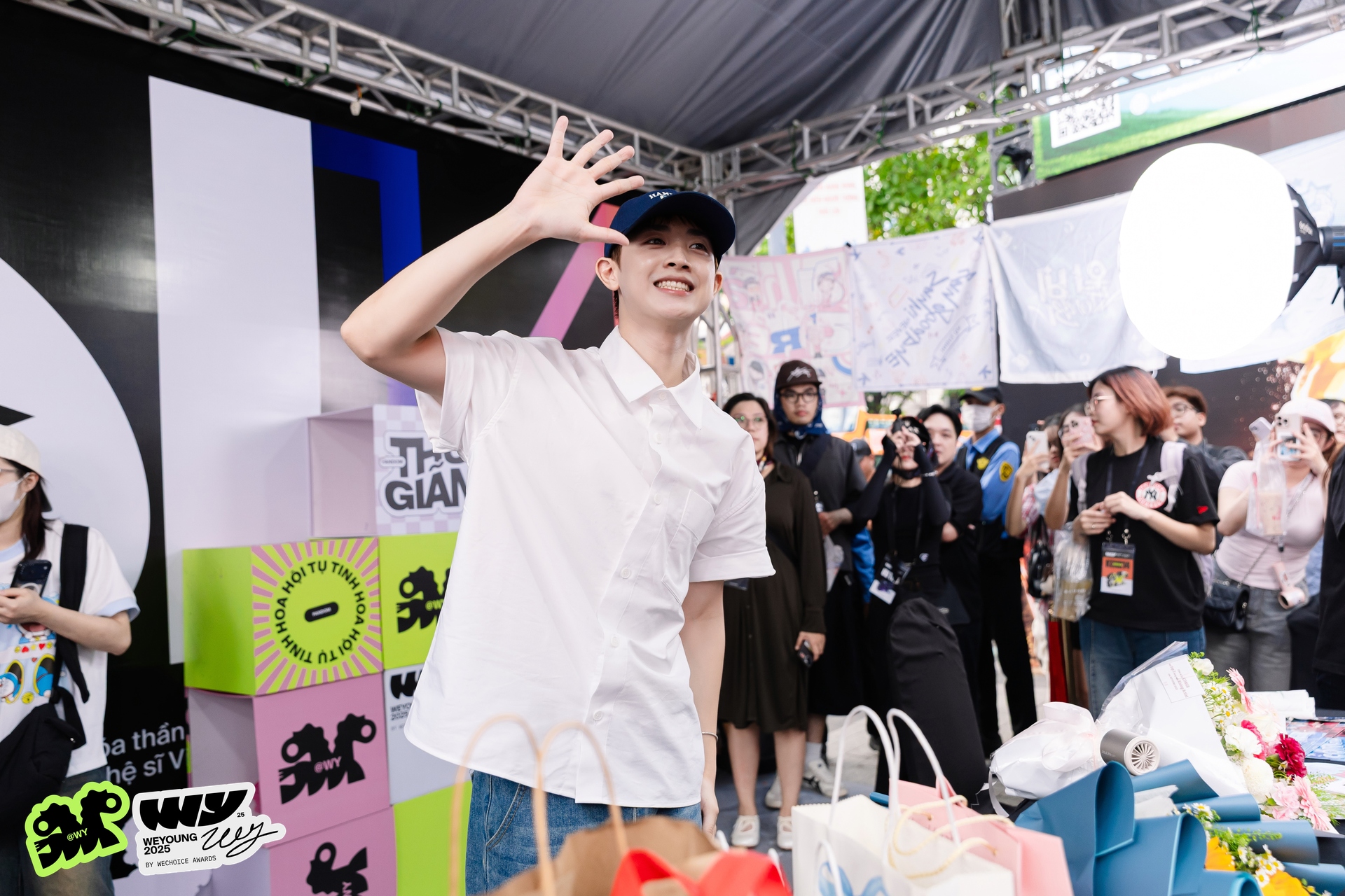 Mỹ nam Mưa Đỏ và 1 