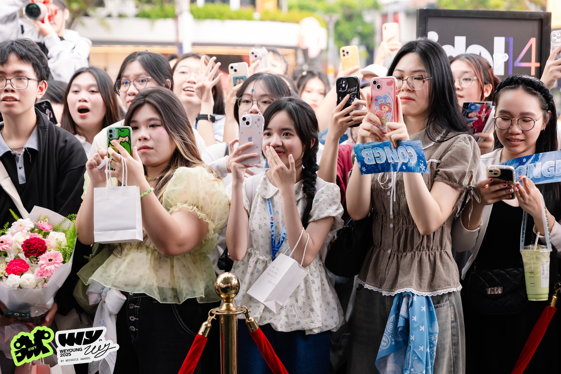 Mỹ nam Mưa Đỏ và 1 