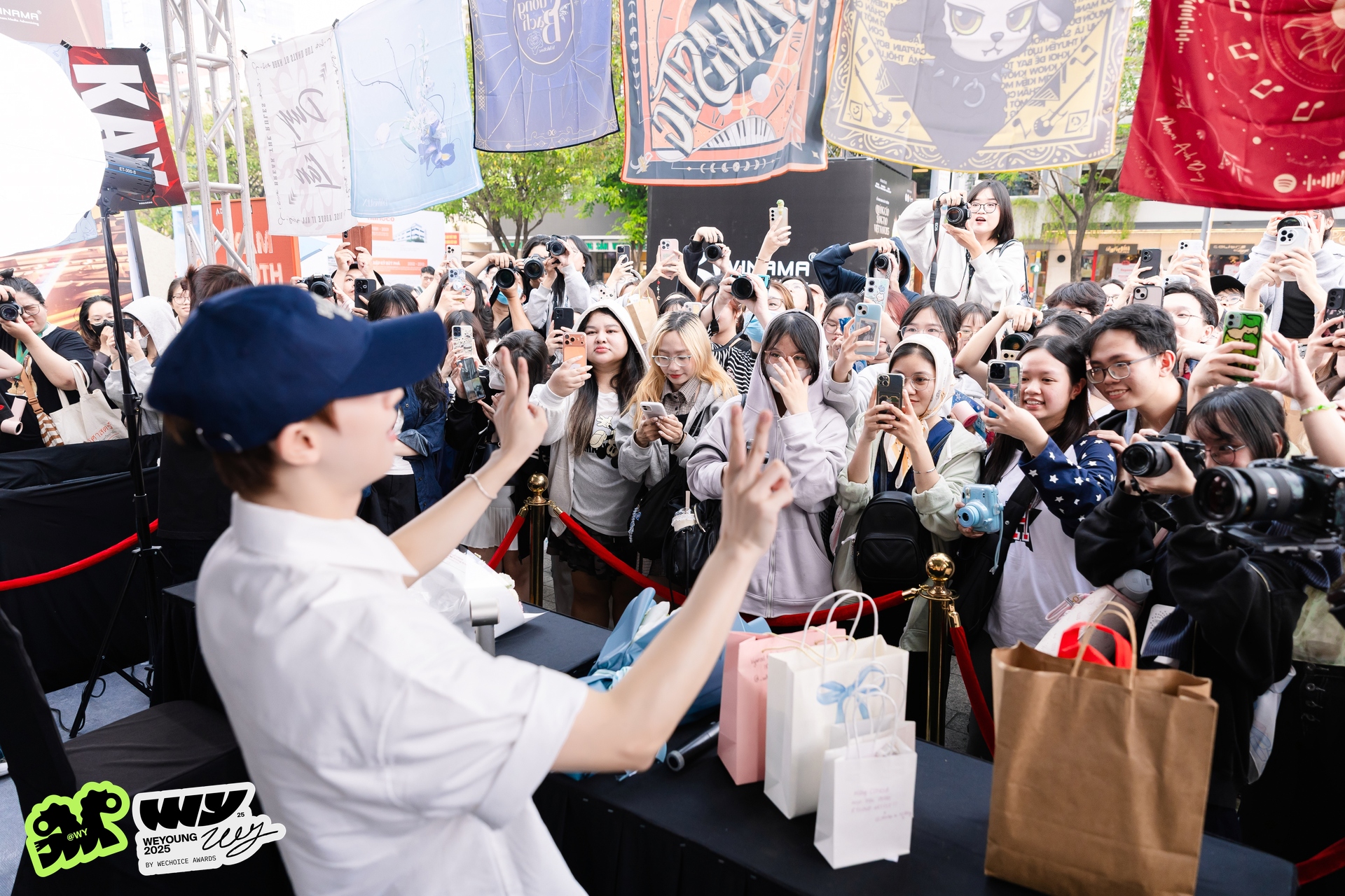 Mỹ nam Mưa Đỏ và 1 