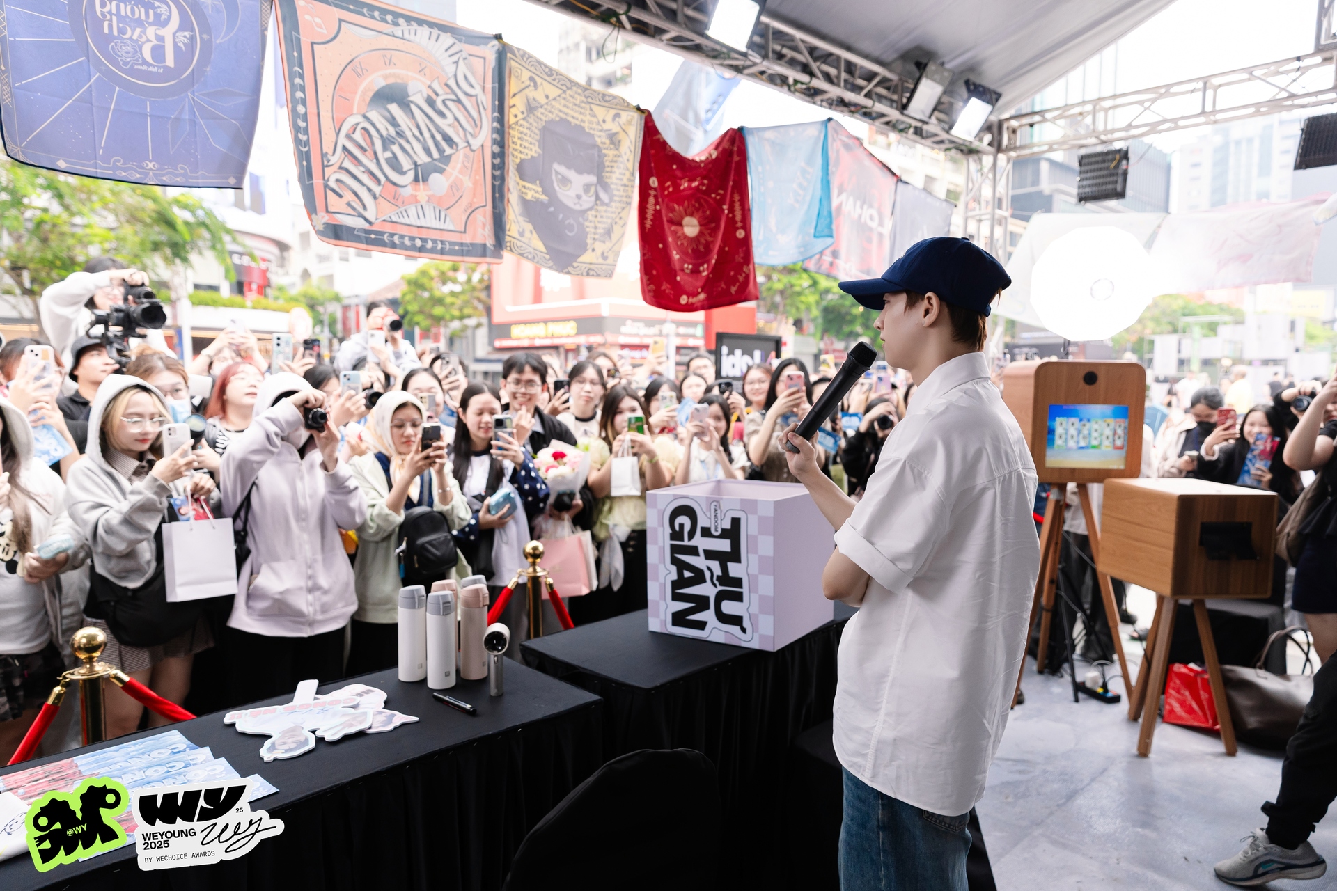 Mỹ nam Mưa Đỏ và 1 