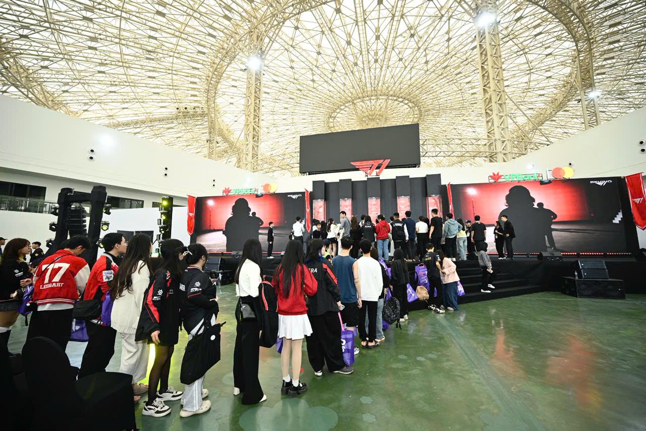 Điểm mặt dàn trai xinh gái đẹp gây sốt tại sự kiện VPBank presents eSport Festival: Legends Unite- Ảnh 4.