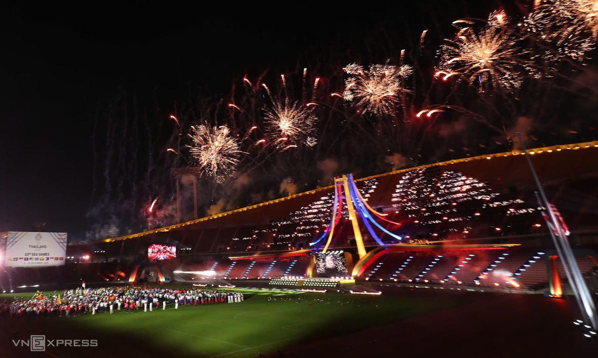 Pháo hoa trong lễ bế mạc SEA Games 33 trên sân Rajamangala, thành phố Bangkok, Thái Lan tối 20/12/2025. Ảnh: Bùi Lượng