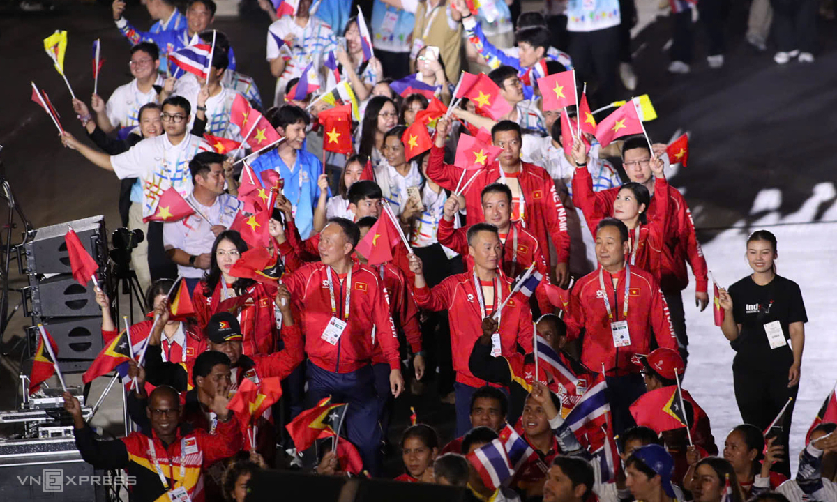 Đoàn Việt Nam diễu hành trong lễ bế mạc. Ảnh: Bùi Lượng