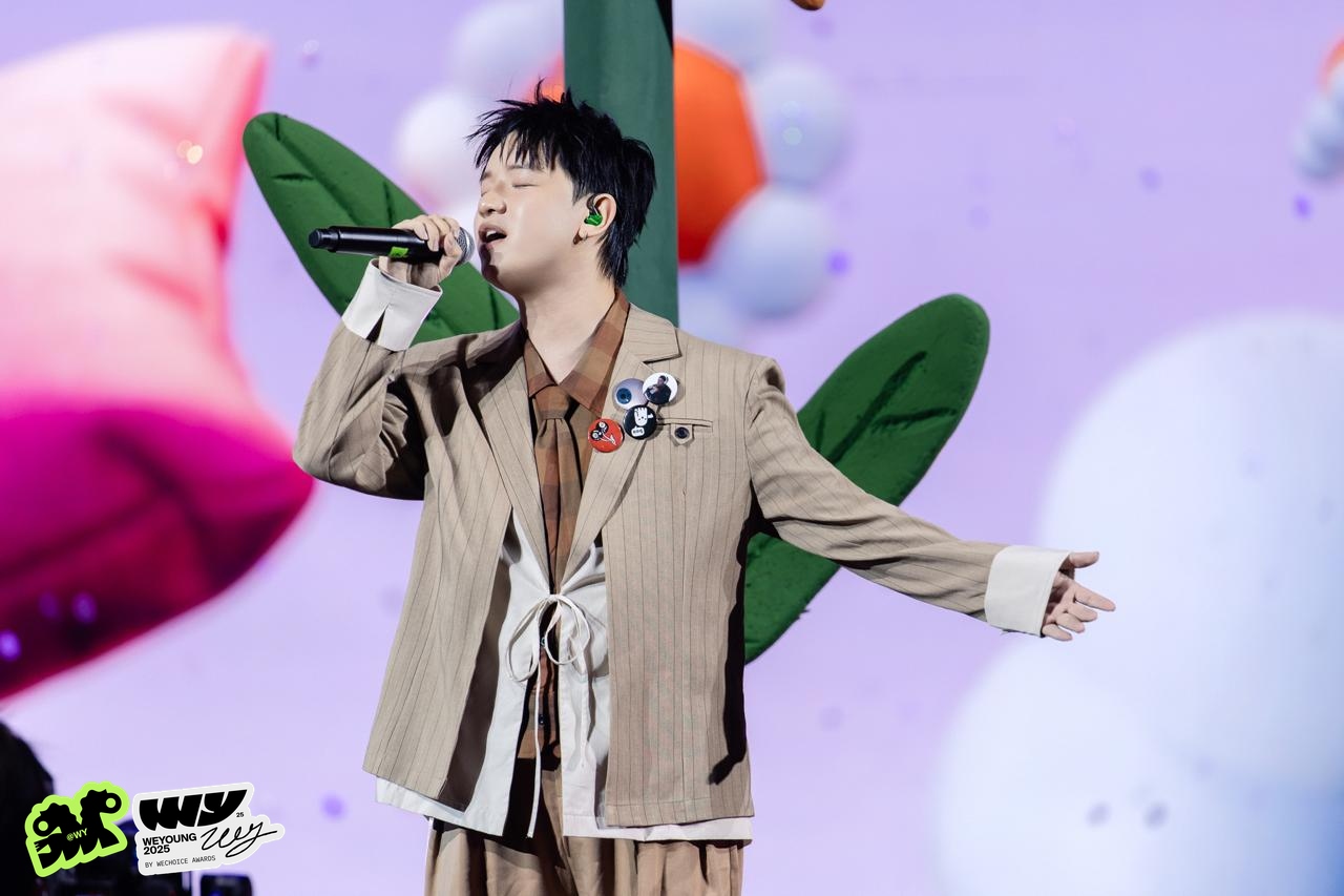 WeYoung 2025 bùng nổ sân khấu tình ca: Visual LED rực rỡ biến cả phố đi bộ thành không gian lãng mạn- Ảnh 2.