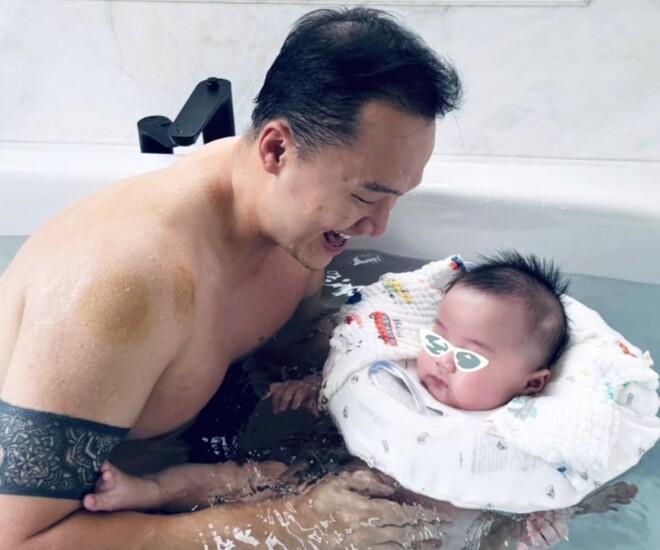 Khoảnh khắc thiếu gia Vinh Nguyễn tập bơi với quý tử.