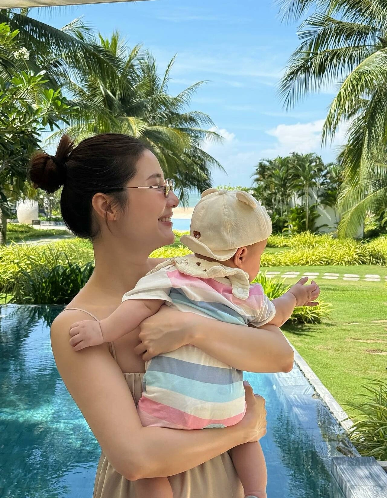 Diễm My được ông xã và mẹ chồng hỗ trợ trong việc chăm sóc con trai.