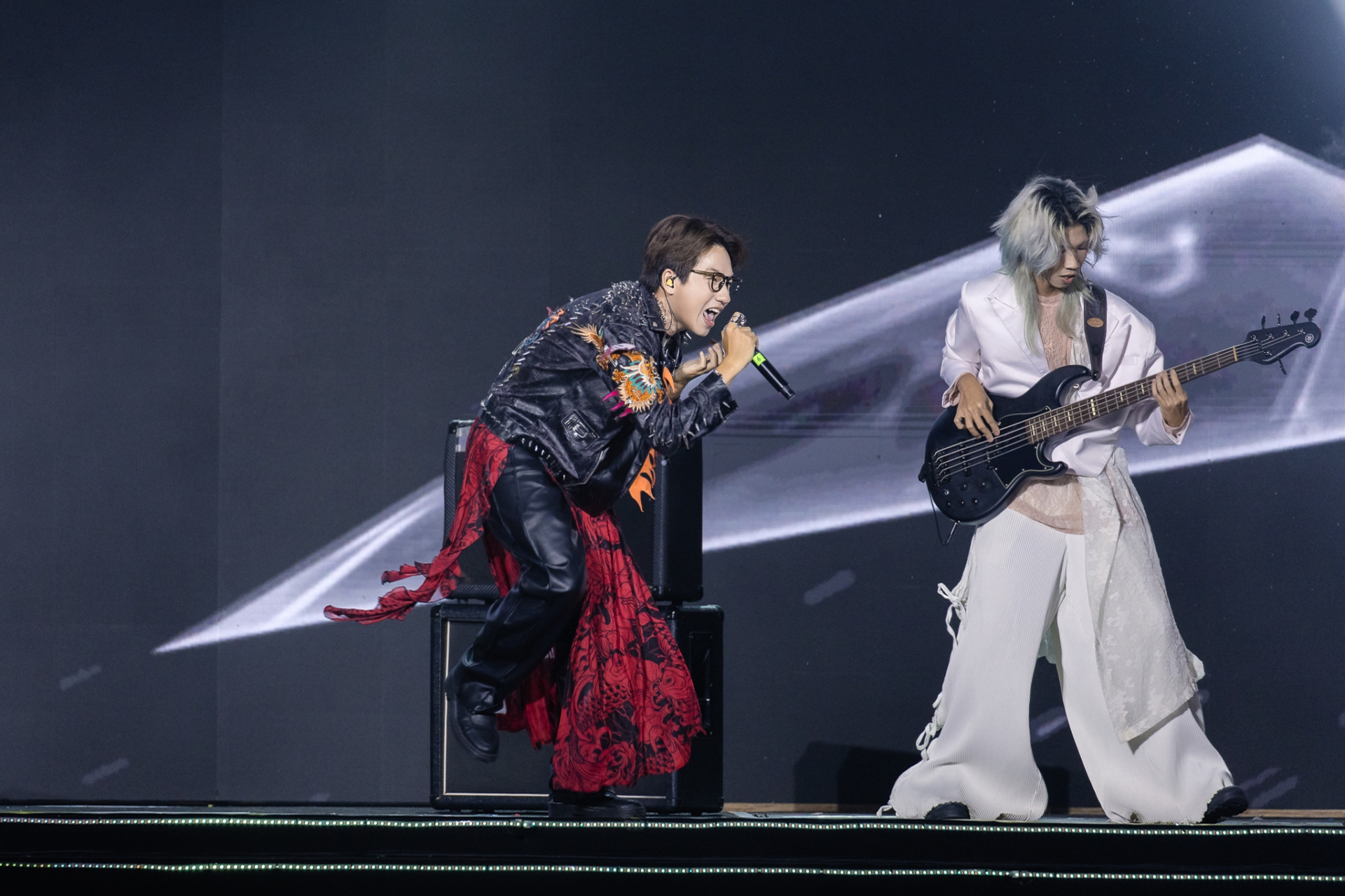 Em Xinh Chi Xê đẹp như nàng thơ, The Flob đốt cháy sân khấu WeYoung 2025 bằng năng lượng điên đảo- Ảnh 3.