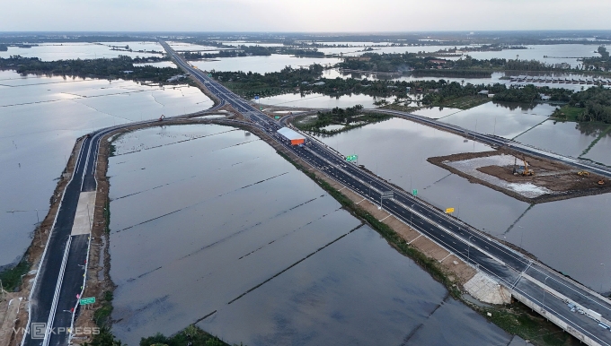 Đoạn cao tốc Cần Thơ - Hậu Giang thông xe kỹ thuật hôm 20/12. Ảnh:Huy Phong