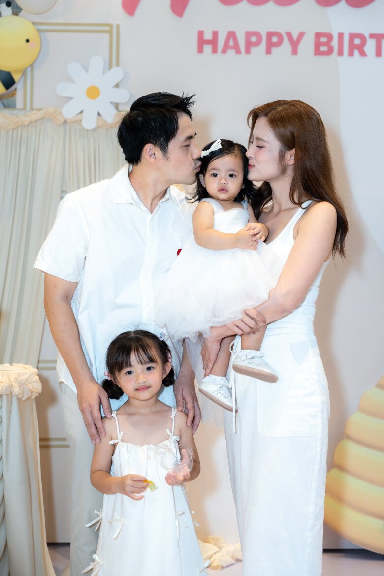 Gia đình hạnh phúc của Đông Nhi và Ông Cao Thắng.