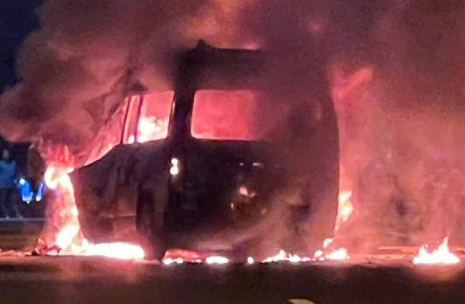 Thời  điểm xe cứu thương bốc cháy. Ảnh: Người dân cung cấp