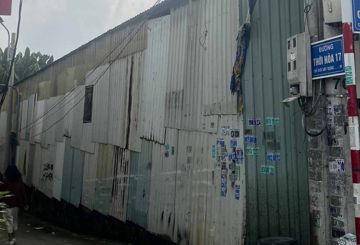 Đất bị xẻ đôi, chủ đất ở TP.HCM thành bị đơn: UBND phường Thới Hòa nói gì?- Ảnh 2.