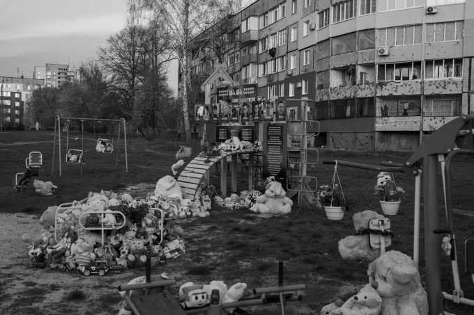 Những món đồ chơi được đặt tại sân chơi nơi bị trúng tên lửa hồi tháng 4 ở thành phố Kryvyi Rih để tưởng nhớ các nạn nhân. Ảnh: Washington Post