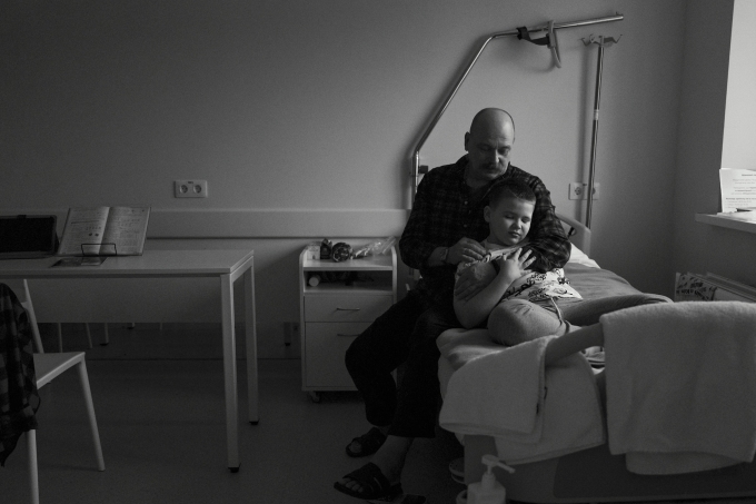 Matviy Holovko cùng cha tại Trung tâm Superhumans. Ảnh: Washington Post