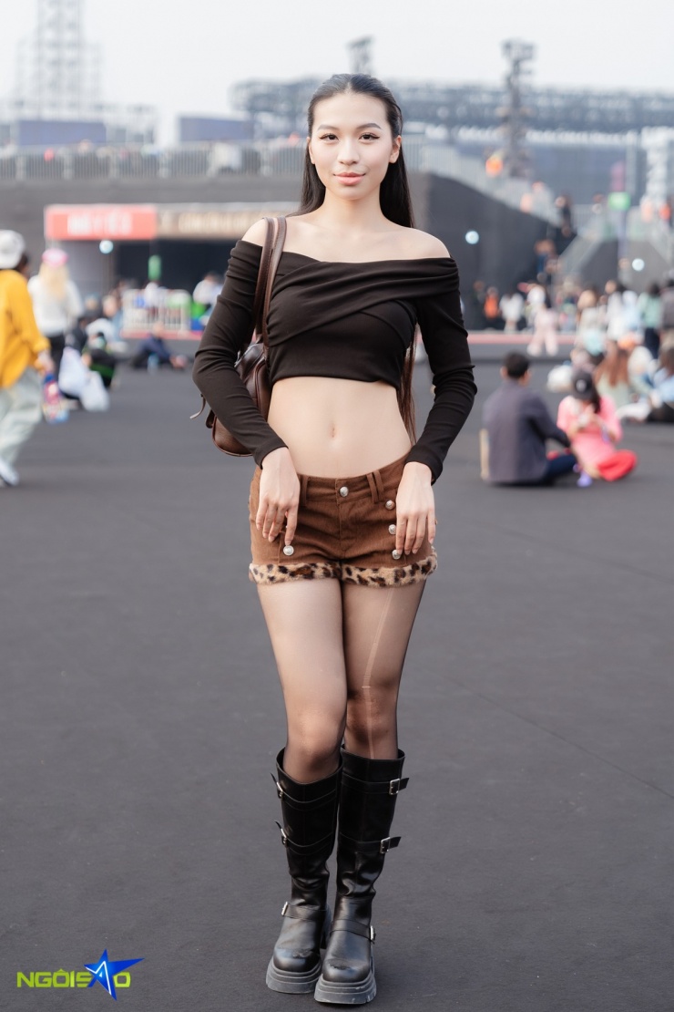 Phạm Tường Vy lựa chọn phong cách quyến rũ và tự tin với set đồ tông nâu, đen. Cô diện áo crop top trễ vai màu đen, khoe eo. Quần short nâu điểm viền lông họa tiết da báo tạo điểm nhấn nổi bật cho set đồ. Tóc buộc gọn và lối trang điểm tự nhiên giúp tôn đường nét gương mặt và tạo vẻ thanh thoát cho Vy.