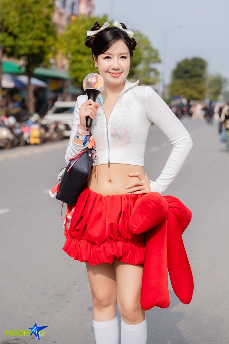 Nguyễn Hải Thanh, 22 tuổi ở Hà Nội, cho biết cô đã dành gần một ngày chuẩn bị trang phục và make-up để có diện mạo chỉn chu khi tới concert. Thanh chọn váy đỏ làm chủ đạo, lấy cảm hứng từ chương trình Anh trai vượt ngàn chông gai và có chi tiết nơ để phù hợp không khí Noel đang tới gần.