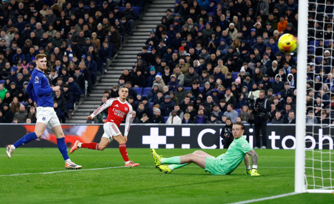 Leandro Trossard cứa lòng chạm cột dọc. Ảnh: Reuters