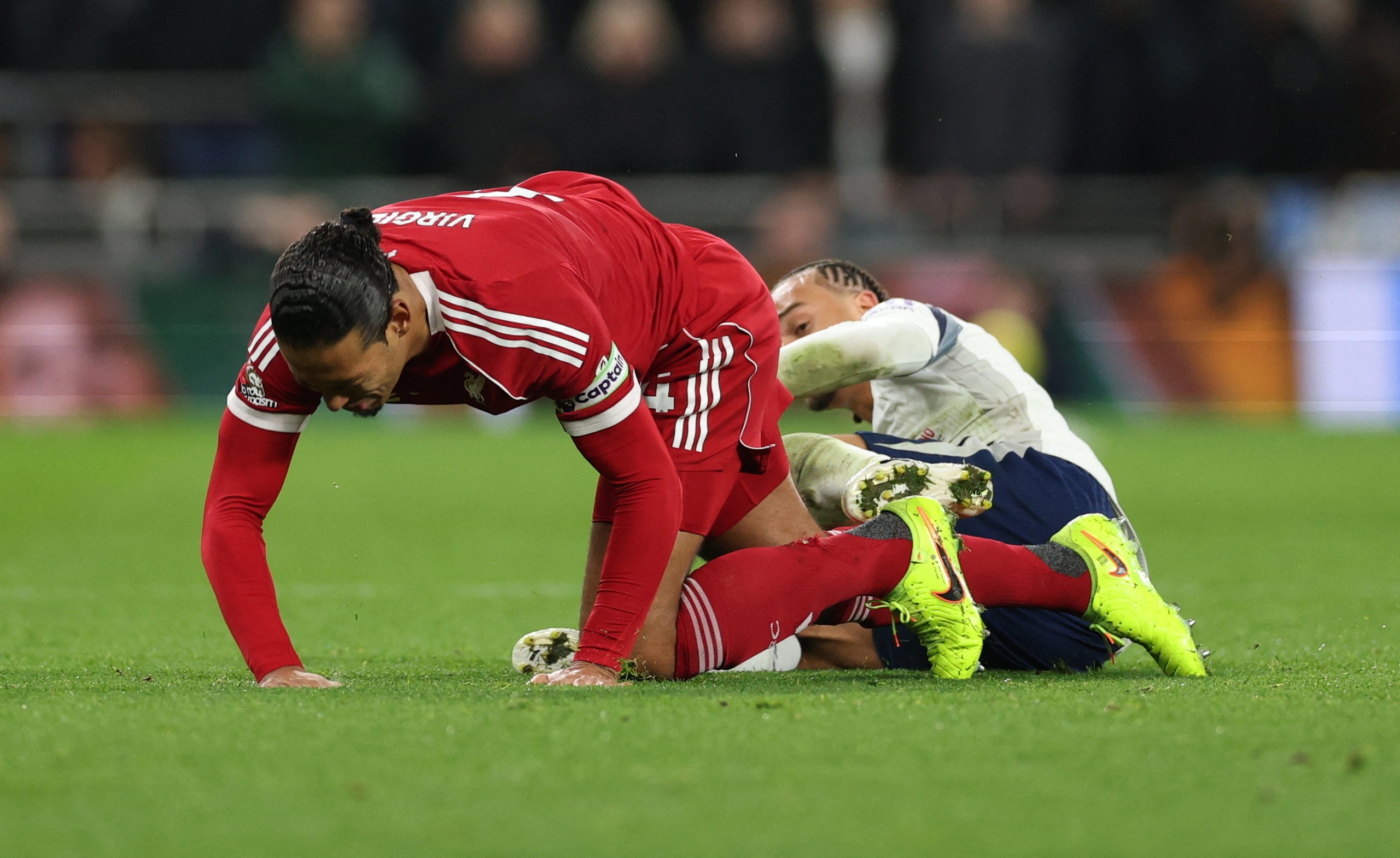 Tottenham gây sốc với trận đấu 'đạp ống đồng, thúc cùi chỏ' - Ảnh 3.