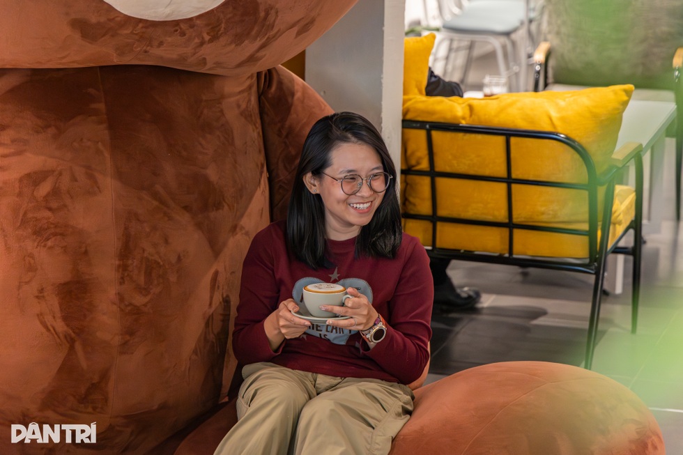 Hà Nội: Quán cà phê có gấu bông hơn 2m, chủ quán… ghi nhớ từng khách hàng - 6