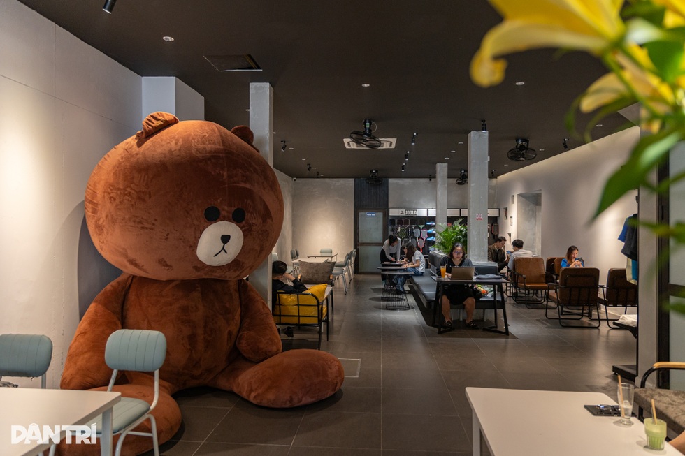 Hà Nội: Quán cà phê có gấu bông hơn 2m, chủ quán… ghi nhớ từng khách hàng - 5