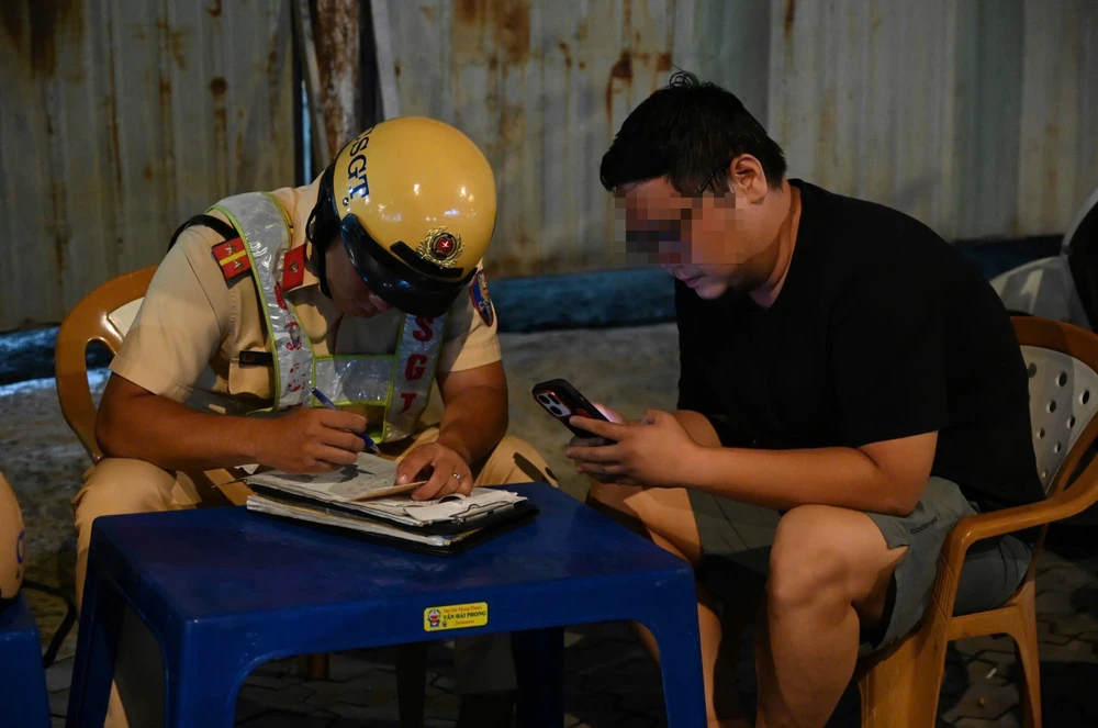 TNPB (33 tuổi, ngụ TP.HCM) có nồng độ cồn 0,488 mg/lít khí thở, vượt mức kịch khung theo quy định. Ảnh: PHẠM HẢI z7348335192279_34e46d8c61d510e2701e8d8c298e69d7.jpg