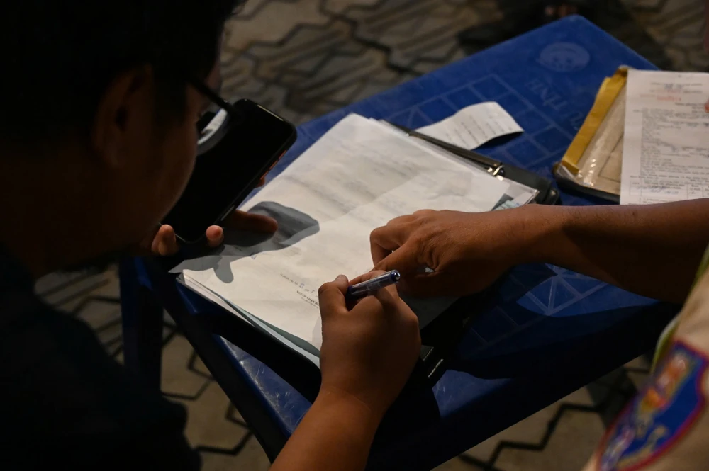 CSGT lập biên bản đối với người đàn ông điều khiển xe máy vi phạm nồng độ cồn vượt mức kịch khung. Ảnh: PHẠM HẢI z7348326805072_93089085298df3515bff298d0a83abf2.jpg