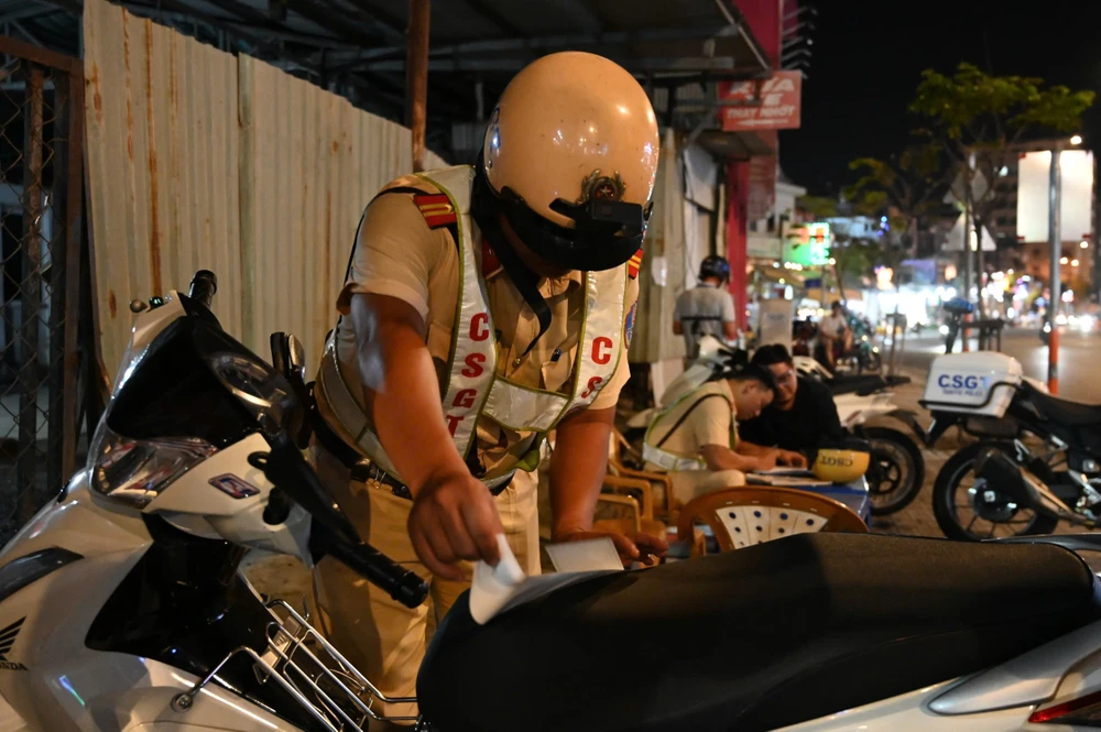 CSGT niêm phong, tạm giữ theo quy định. Ảnh: PHẠM HẢI z7348326817119_5f561ccabb0a5a82810d02ac94e78df9.jpg