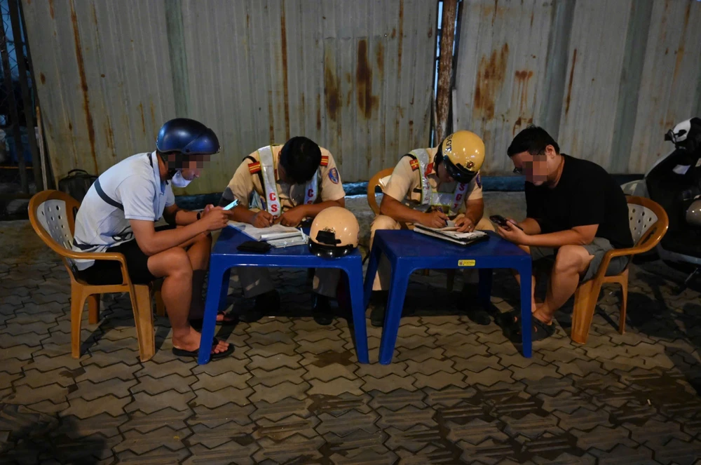 BCT (19 tuổi, sinh viên một trường đại học tại TP.HCM, áo trắng) vi phạm nồng độ cồn ở mức 0,264 mg/lít khí thở. Ảnh: PHẠM HẢI z7348335195935_e72082b638061288e7a6ee39737b2897.jpg