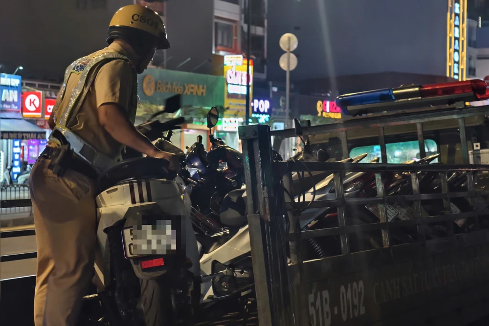 Tối cùng ngày, nhiều trường hợp vi phạm khác cũng bị CSGT lập biên bản, tạm giữ theo quy định. Ảnh: PHẠM HẢI z7348335772316_80f4e7aca00d78fde4fd902777b4dbea.jpg