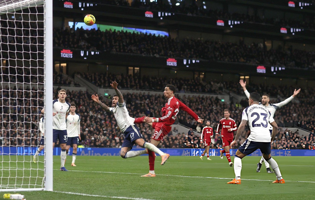 Liverpool hạ Tottenham trong trận cầu hai thẻ đỏ - 3