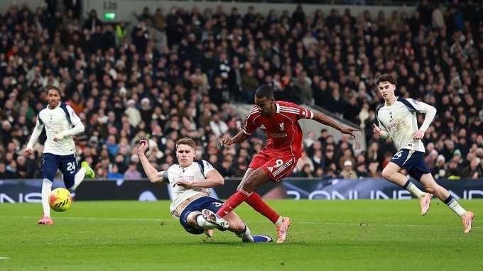 Isak (đỏ) mở tỷ số cho Liverpool,  trên sân Tottenham Hotspur, London hôm 20/12. Ảnh: Reuters