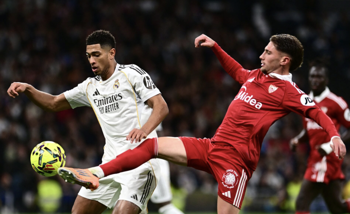 Bellingham và các đồng đội nhận những tiếng chỉ trích từ CĐV nhà dù thắng Sevilla 2-0. Ảnh: Reuters