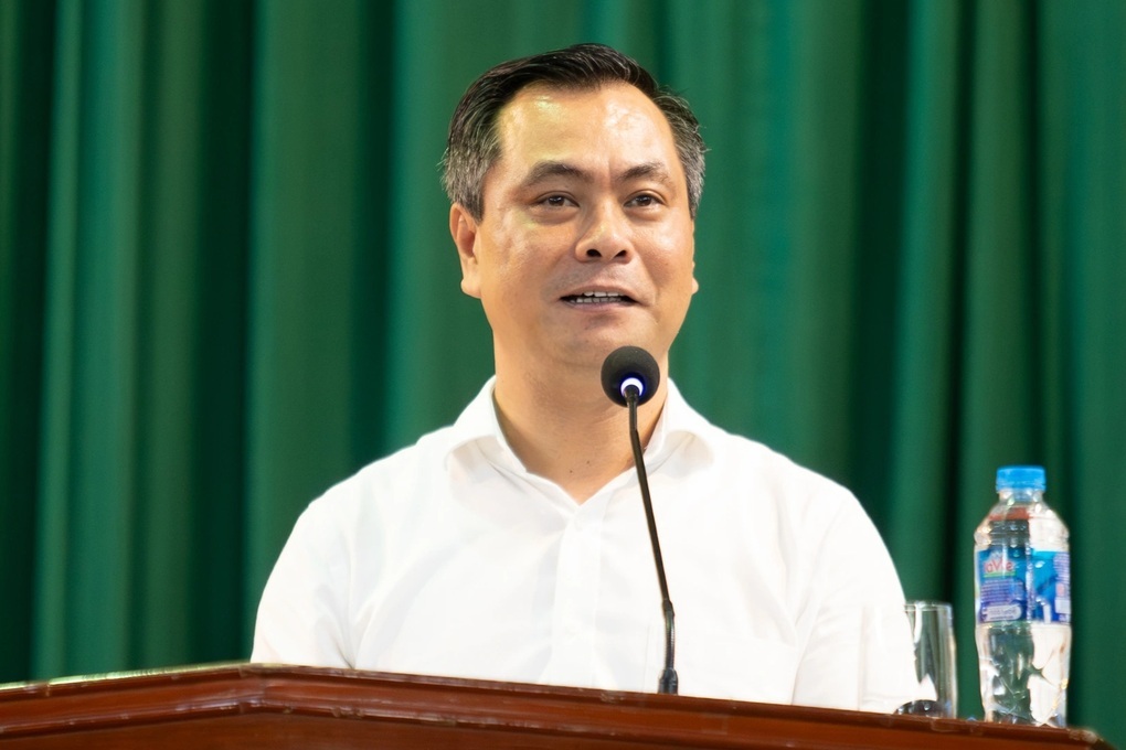 Điểm tuần: Xe cứu thương cháy rụi sau cú tông xe đầu kéo trên cao tốc - 2