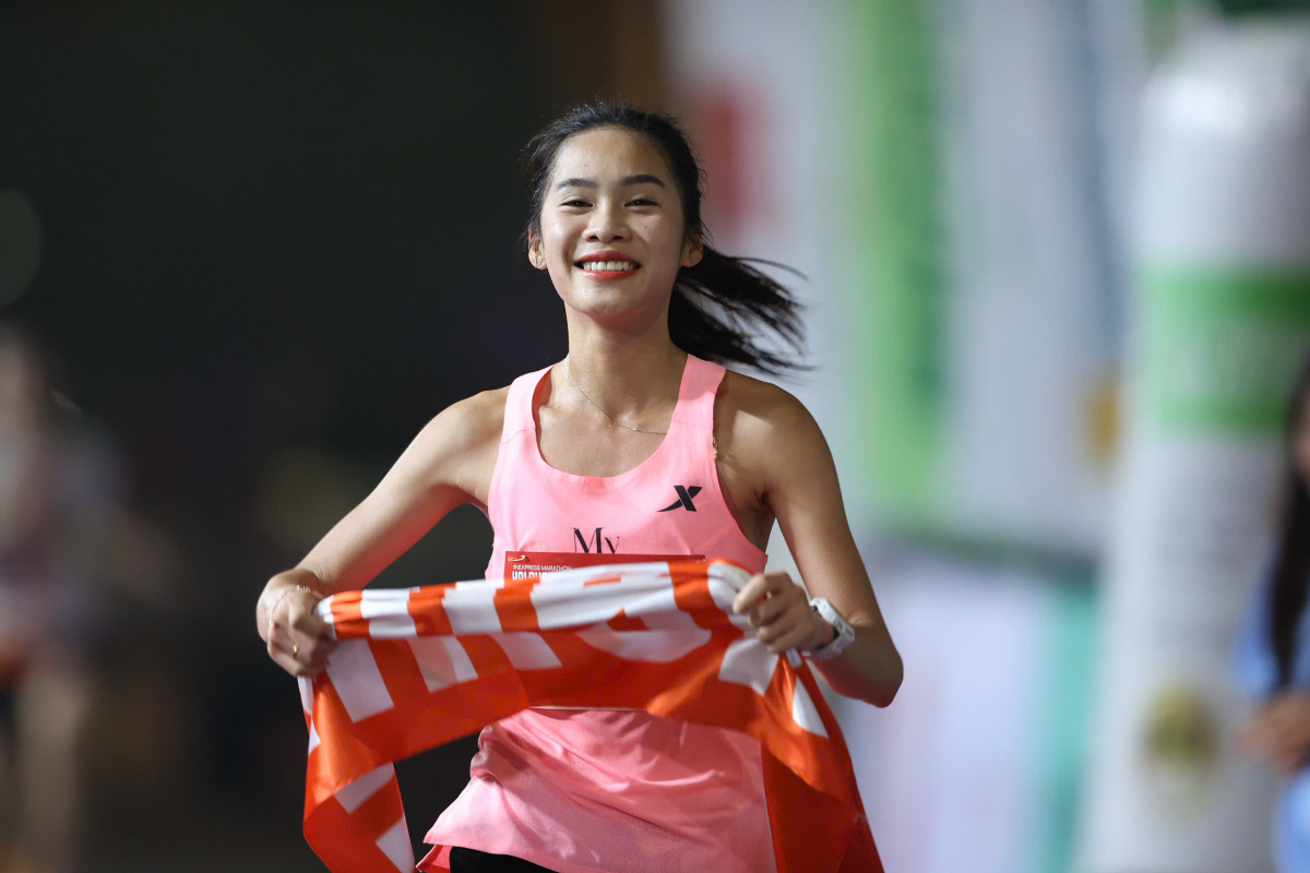 Bùi Thị Thu Hà về nhất 21km chỉ một tuần sau khi giành HC đồng marathon tại SEA Games 33. Ảnh: VnExpress Marathon