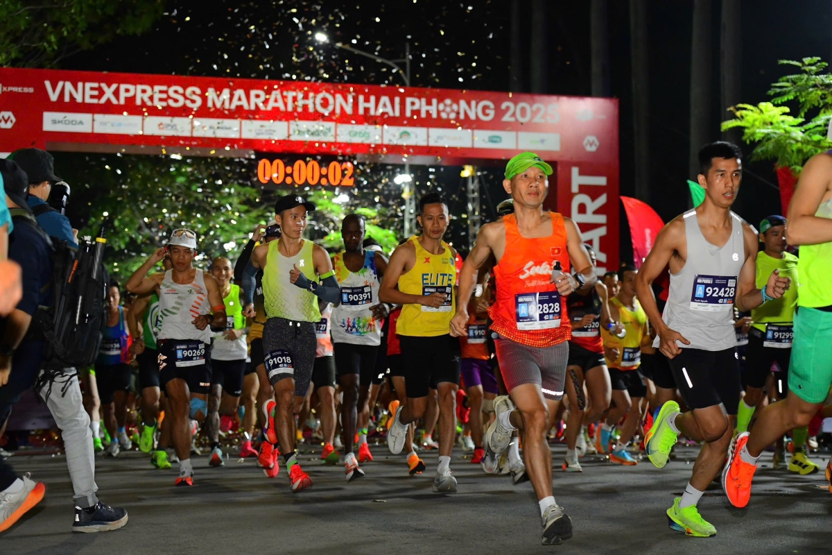 VĐV 42km xuất phát lúc 2h30 sáng 21/12. Ảnh: VnExpress Marathon
