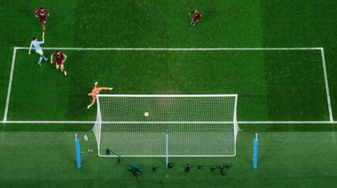 Tijjani Reijnders dứt điểm tung nóc lưới West Ham. Ảnh: Man City