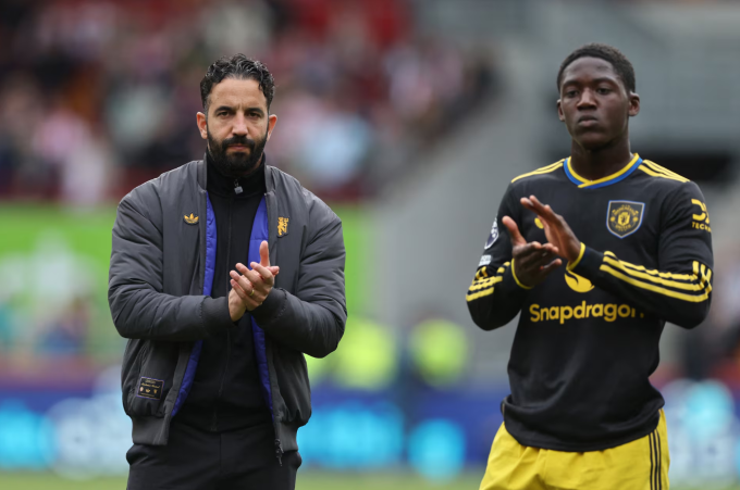 HLV Ruben Amorim (trái) và Kobbie Mainoo vỗ tay tri ân người hâm mộ sau trận Man Utd thua Brentford 1-3 trên sân GTech Community, London, Anh ngày 27/9/2025. Ảnh: Reuters