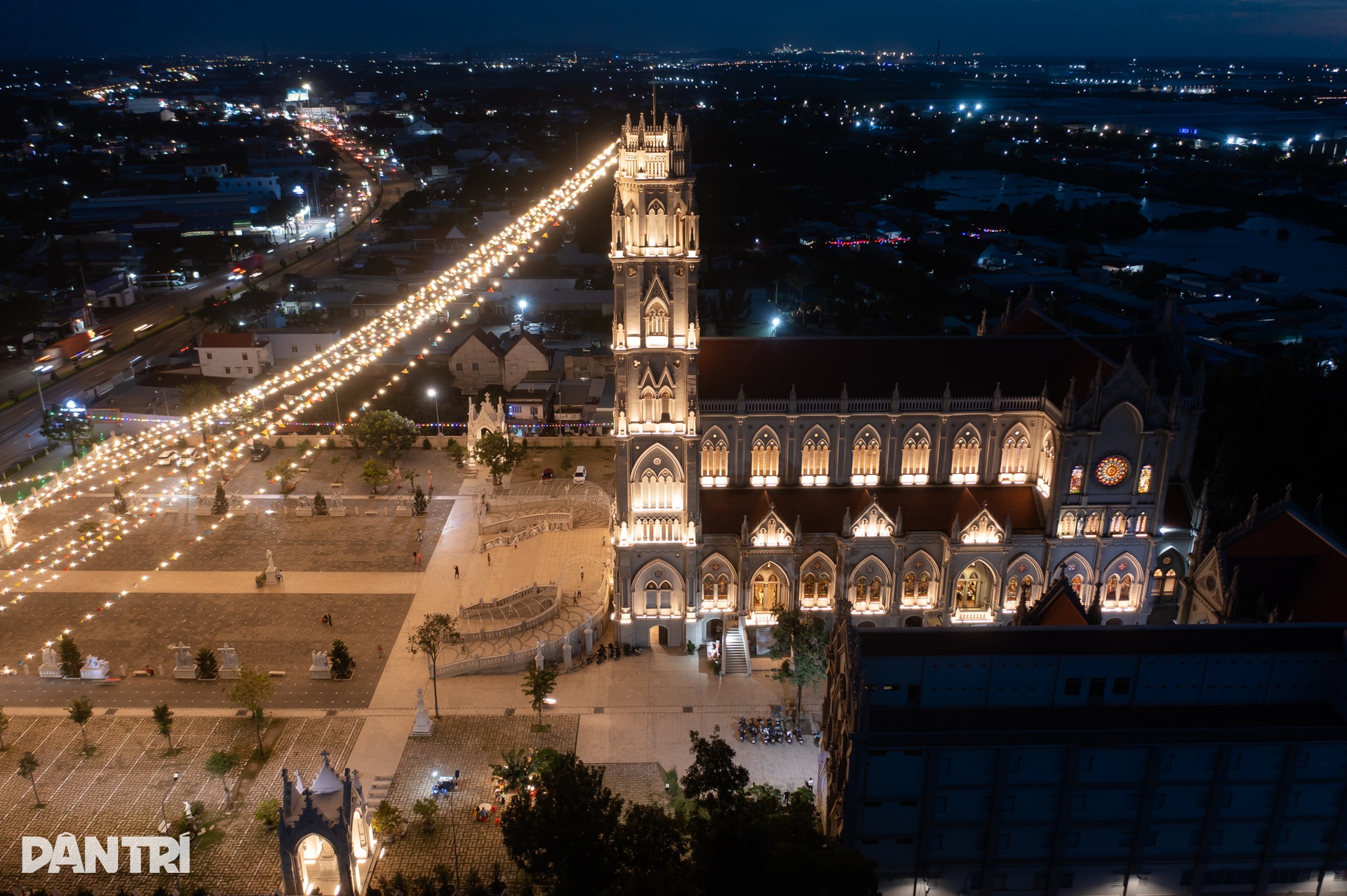 Ngắm nhà thờ kiến trúc châu Âu rực sáng mùa Giáng sinh ở TPHCM - 2