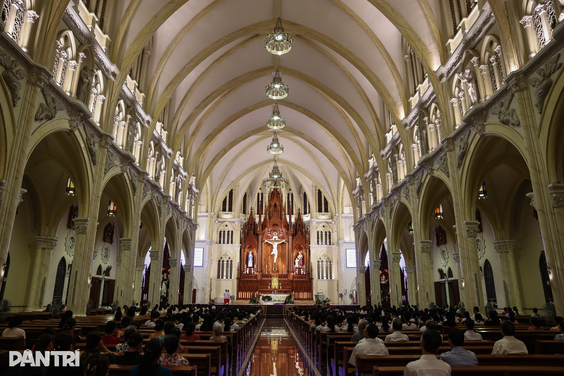 Ngắm nhà thờ kiến trúc châu Âu rực sáng mùa Giáng sinh ở TPHCM - 3