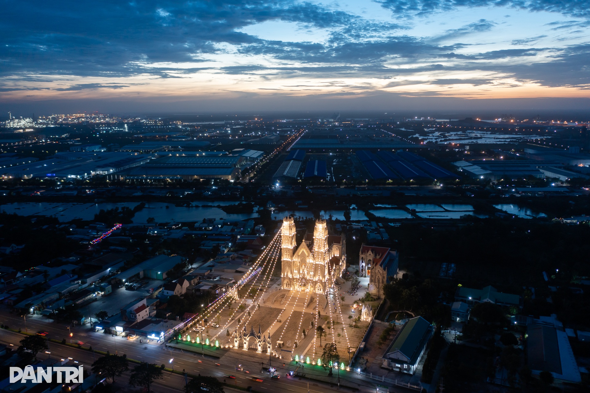 Ngắm nhà thờ kiến trúc châu Âu rực sáng mùa Giáng sinh ở TPHCM - 4