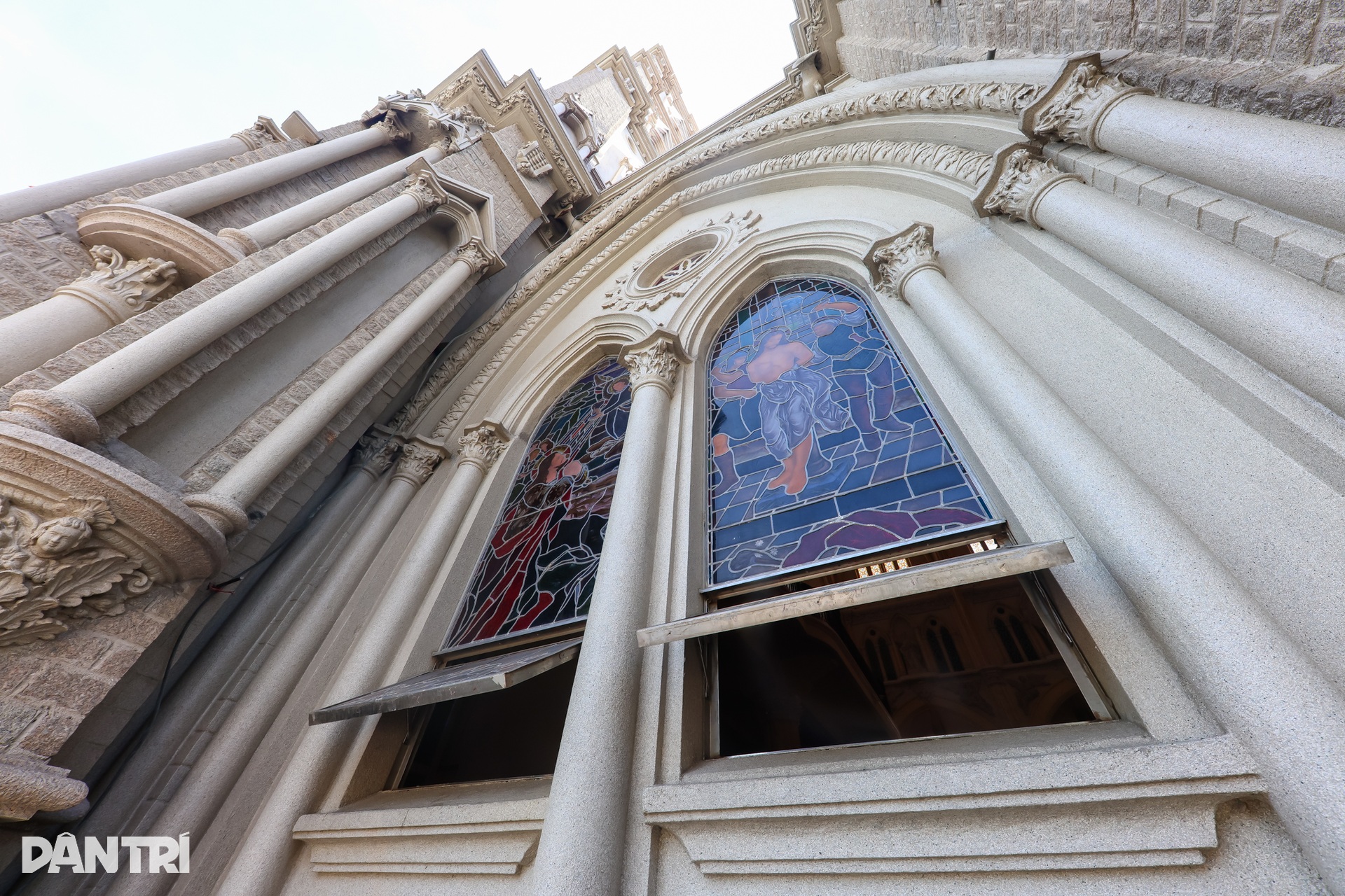 Ngắm nhà thờ kiến trúc châu Âu rực sáng mùa Giáng sinh ở TPHCM - 10