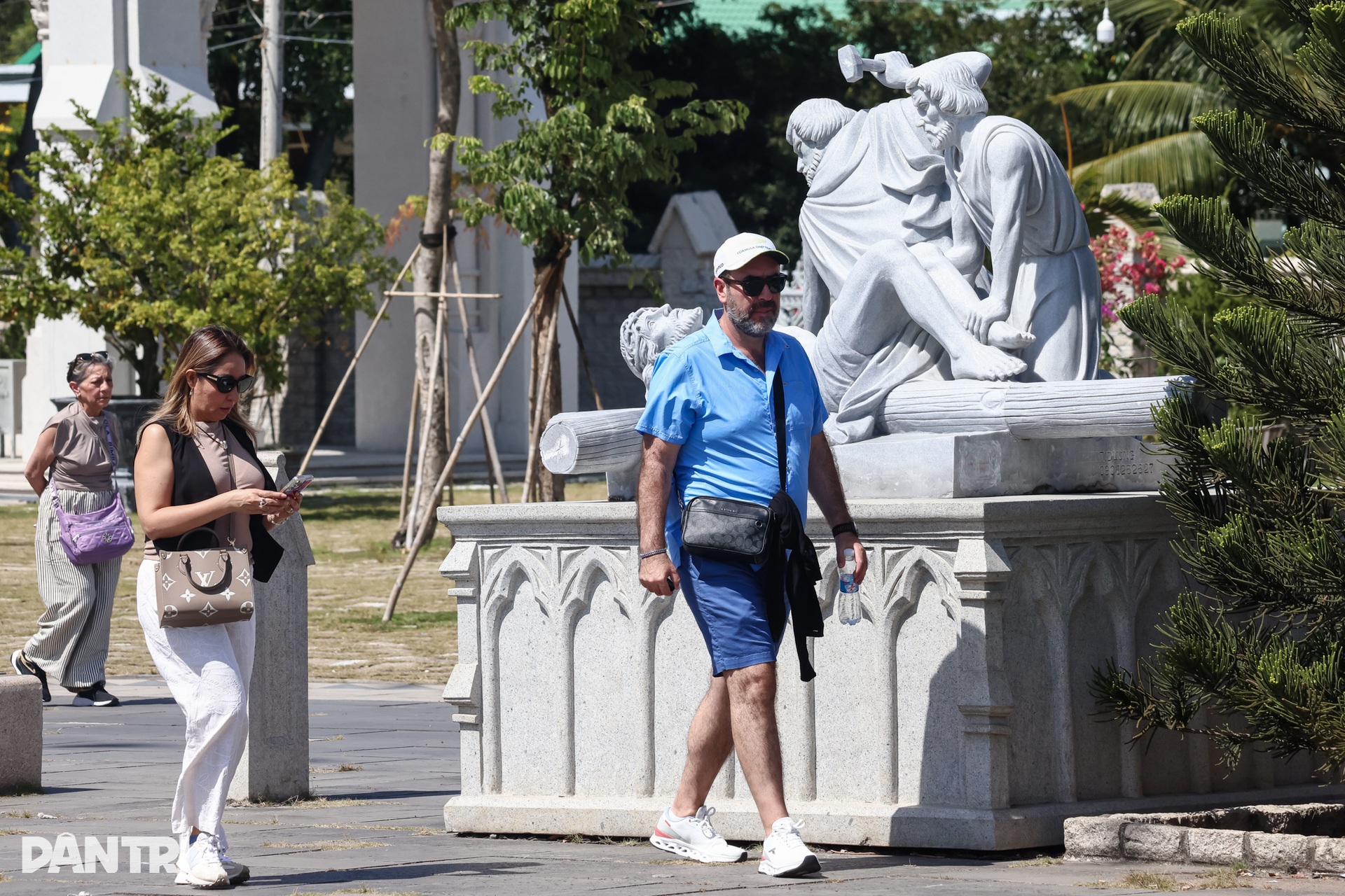 Ngắm nhà thờ kiến trúc châu Âu rực sáng mùa Giáng sinh ở TPHCM - 13