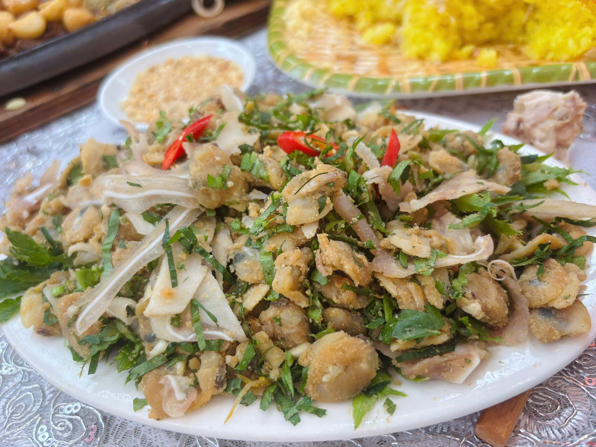 Cũng sử dụng thính và tai lợn như một số món nem thính truyền thống khác nhưng nem ngao Giao Thủy có hương vị đặc trưng, mang nét văn hóa riêng của ẩm thực miền biển. Ảnh: Nhật Hà