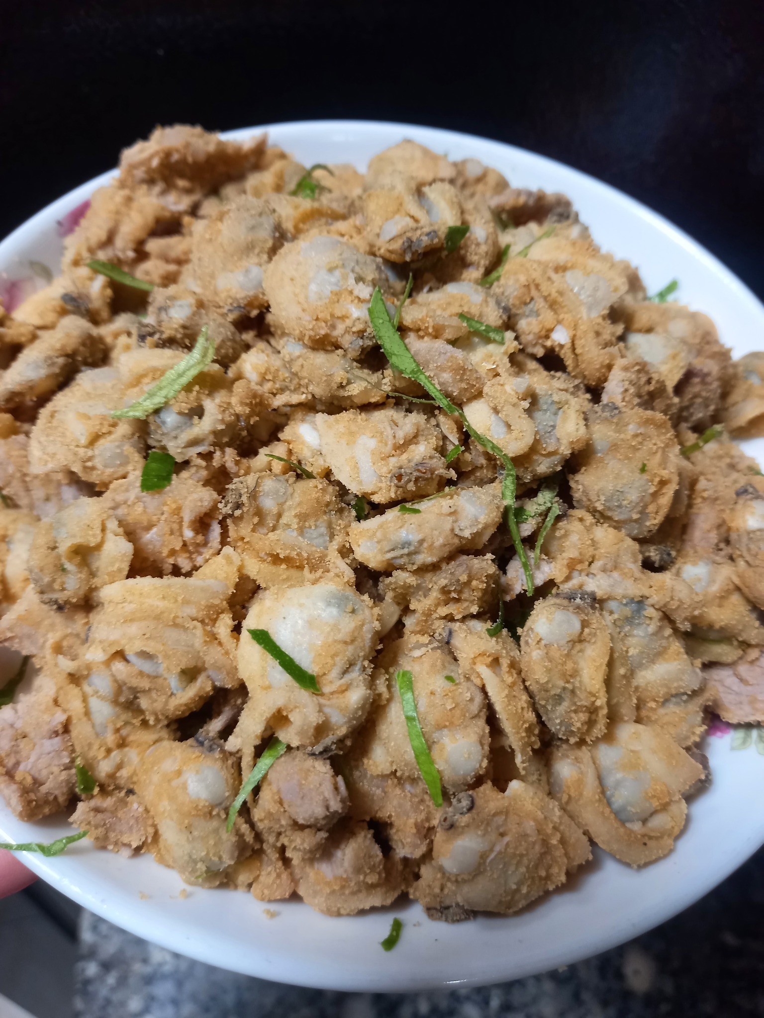 Món nem ngao được chế biến tỉ mỉ, cầu kỳ, đảm bảo thịt ngao không còn sạn, cát mà vẫn giữ được độ mềm mọng, vị ngọt tự nhiên. Ảnh: Vui Phan