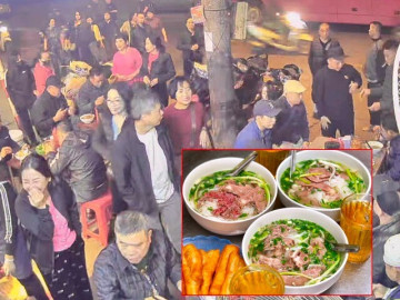 5 quán phở đông khách nhất Hà Nội: Có quán xếp hàng từ 4h sáng, chỉ bán vài tiếng đến không nhanh là hết