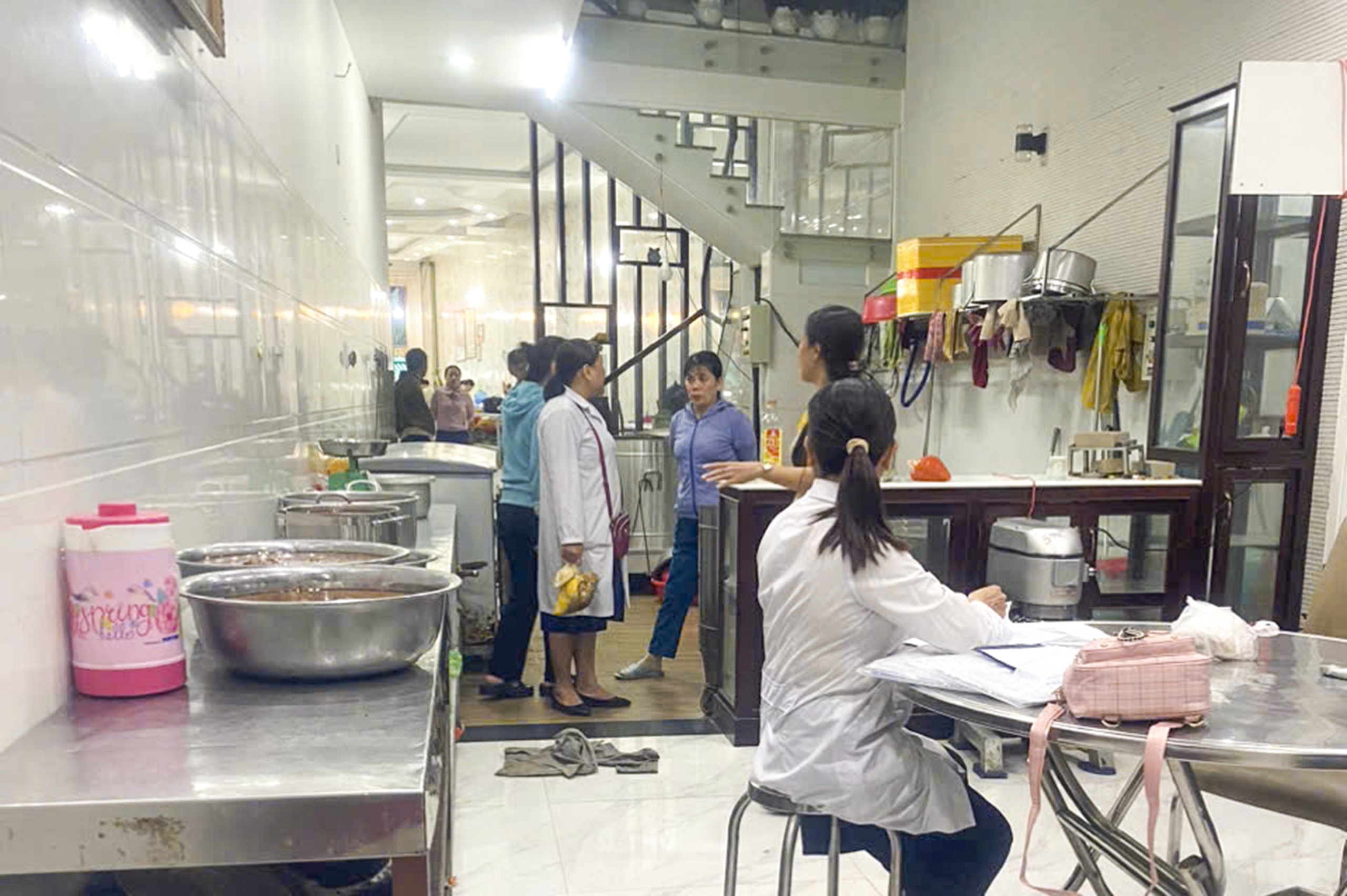 203 người ngộ độc bánh mì ở Quảng Ngãi: Phát hiện khuẩn Salmonella trong chả, bơ- Ảnh 2.