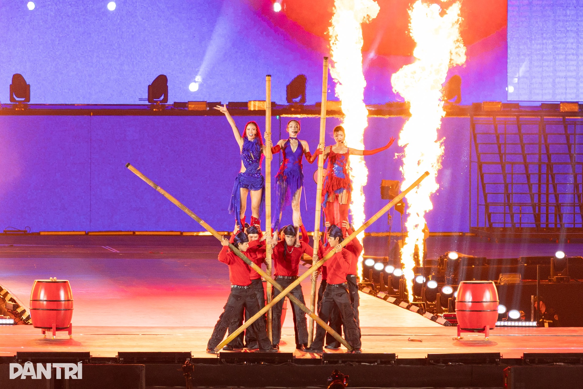 Tóc Tiên làm xiếc, Huyền Baby, Diệp Lâm Anh múa cột trên sân khấu - 2 Tóc Tiên làm xiếc, Huyền Baby, Diệp Lâm Anh múa cột trên sân khấu - 2