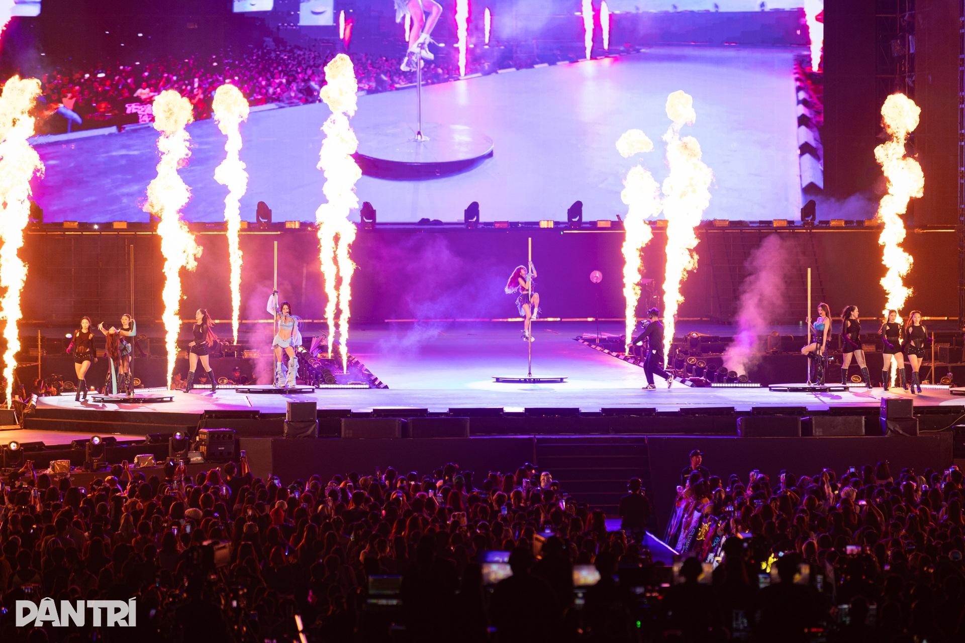 Tóc Tiên làm xiếc, Huyền Baby, Diệp Lâm Anh múa cột trên sân khấu - 3 Tóc Tiên làm xiếc, Huyền Baby, Diệp Lâm Anh múa cột trên sân khấu - 3